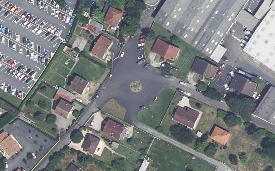 Vue aérienne du Rond-point anonyme n°292466724