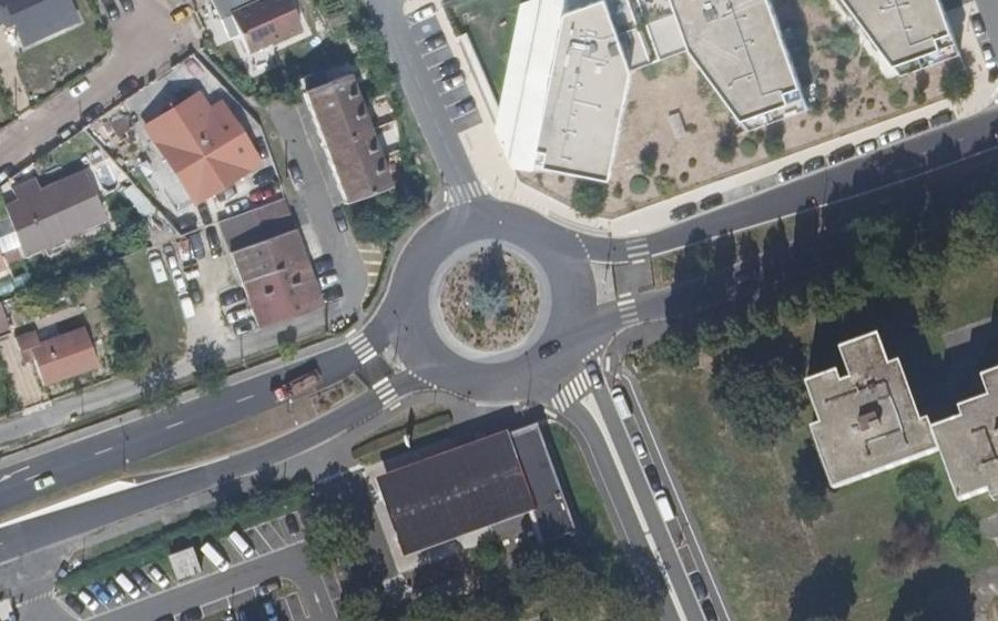 Vue aérienne du Rond-point anonyme n°292478646