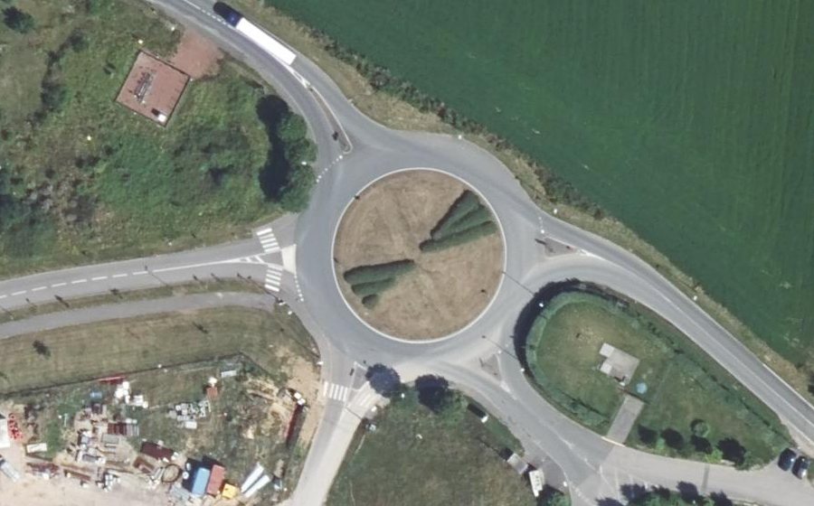Vue aérienne du Rond-point anonyme n°292589756