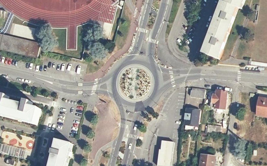 Vue aérienne du Rond-point anonyme n°292597308