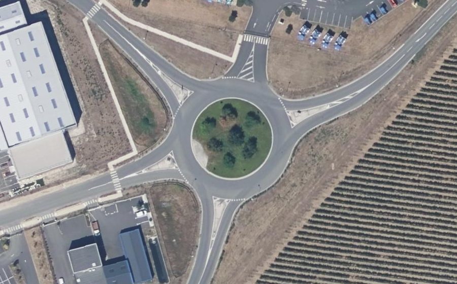 Vue aérienne du Rond-point anonyme n°292735135
