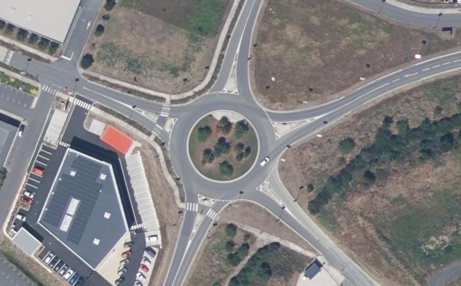 Vue aérienne du Rond-point anonyme n°292735136