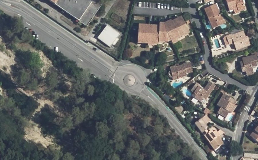 Vue aérienne du Rond-point anonyme n°292792398
