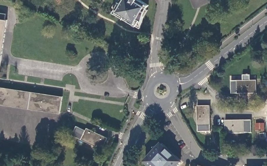 Vue aérienne du Rond-point anonyme n°292801275