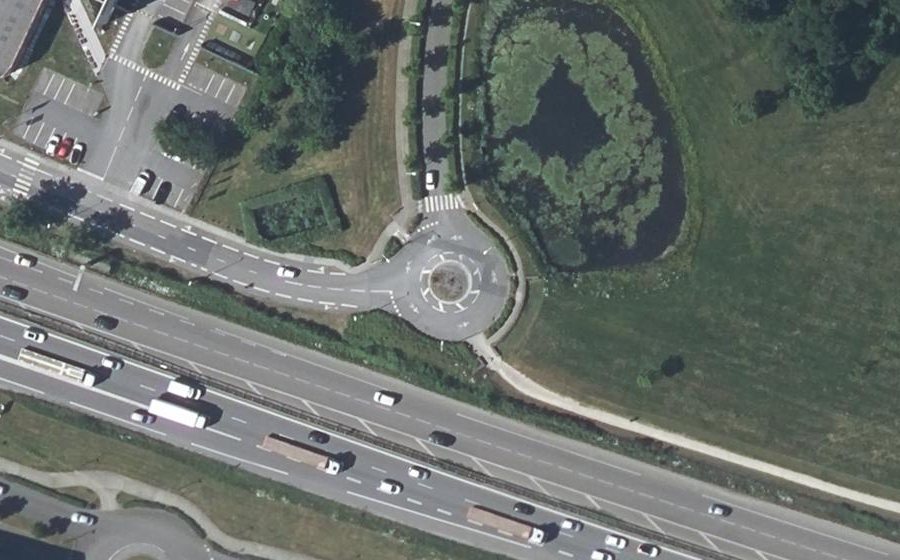 Vue aérienne du Rond-point anonyme n°292881877