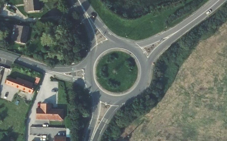Vue aérienne du Rond-point anonyme n°292909522