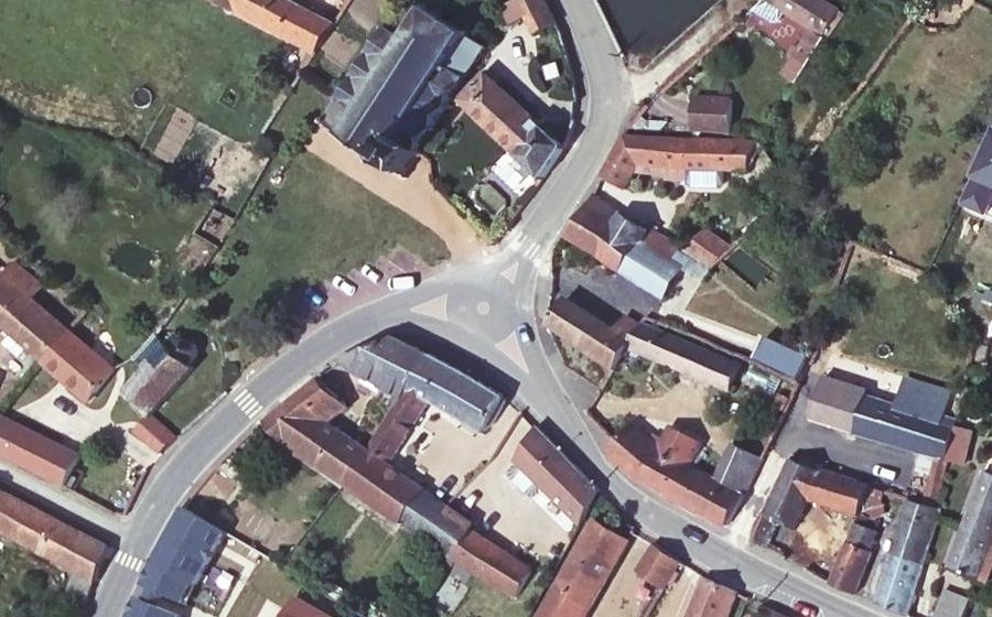 Vue aérienne du Rond-point anonyme n°292958994