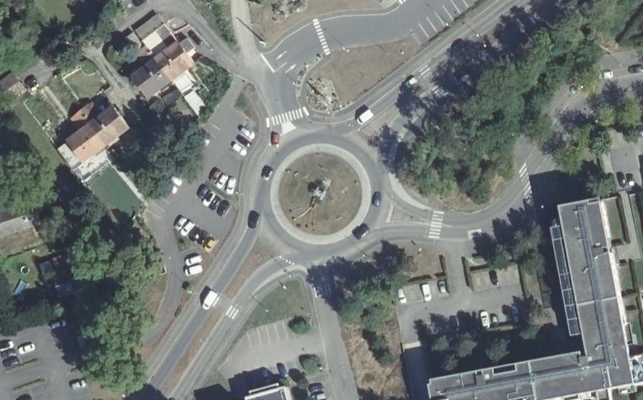 Vue aérienne du Rond-point anonyme n°293033220