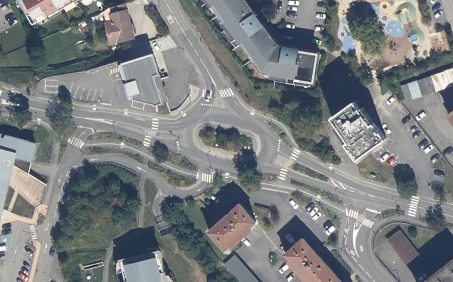 Vue aérienne du Rond-point anonyme n°293119095