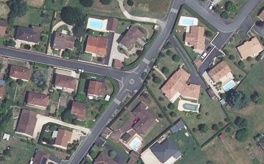 Vue aérienne du Rond-point anonyme n°293137146