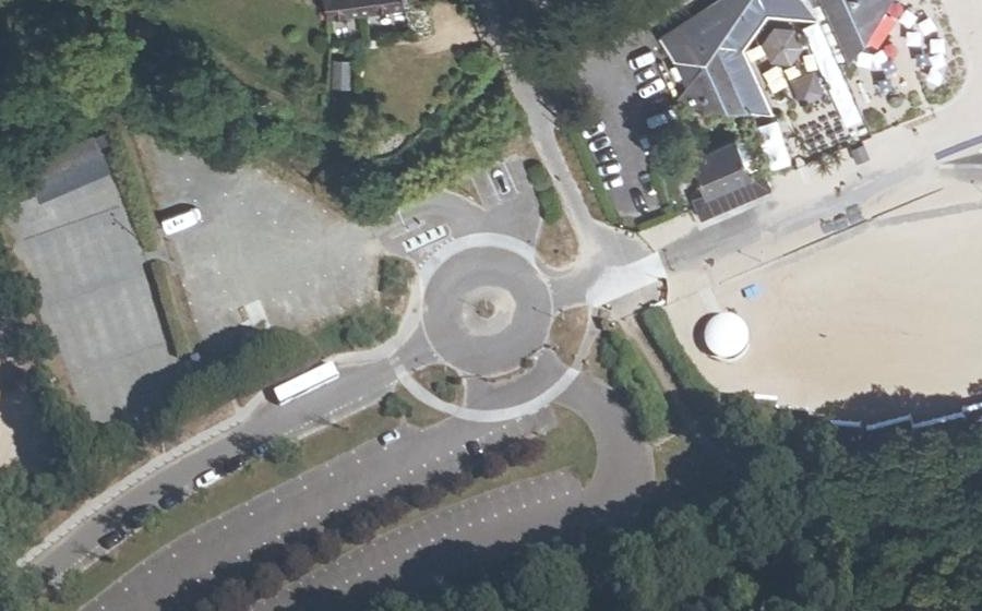 Vue aérienne du Rond-point anonyme n°293243659
