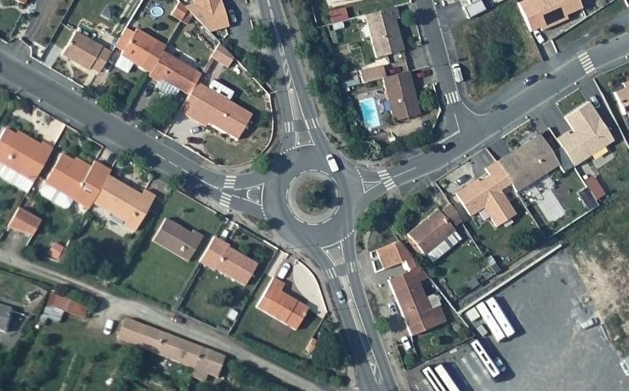 Vue aérienne du Rond-point anonyme n°293289767