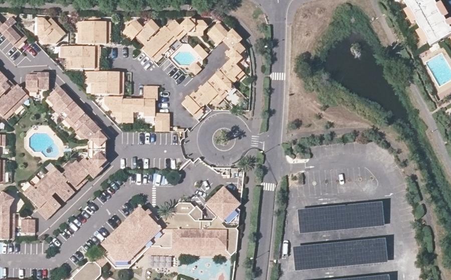 Vue aérienne du Rond-point anonyme n°293290414