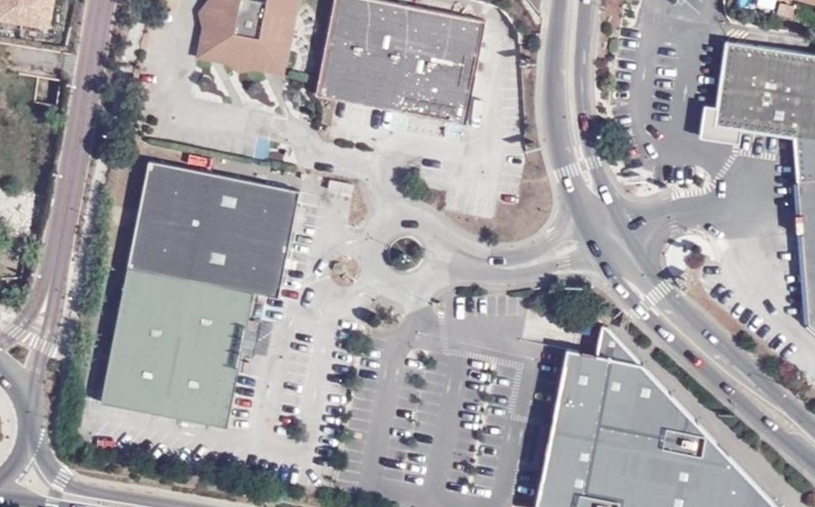 Vue aérienne du Rond-point anonyme n°293312588