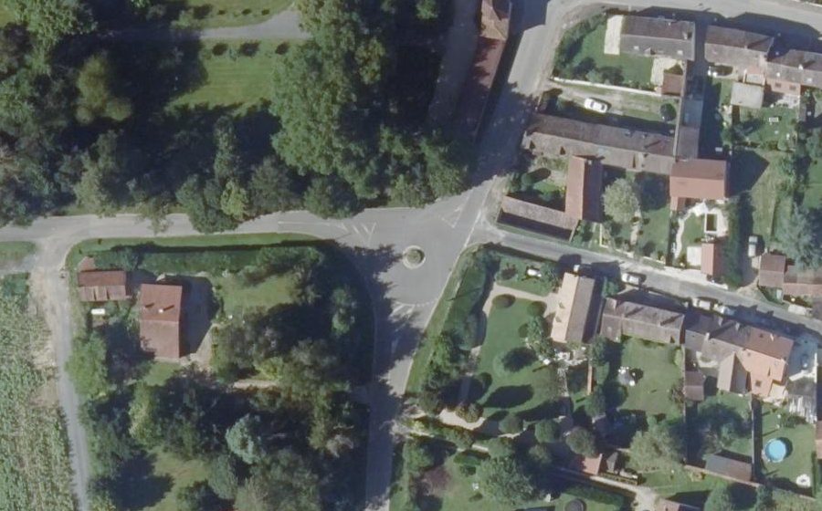 Vue aérienne du Rond-point anonyme n°29333023