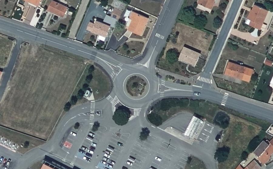 Vue aérienne du Rond-point anonyme n°293332314