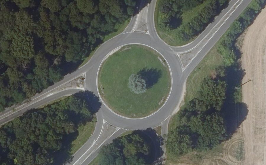 Vue aérienne du Rond-point anonyme n°29333293