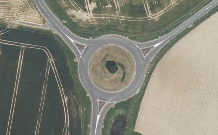 Vue aérienne du Rond-point anonyme n°29334621