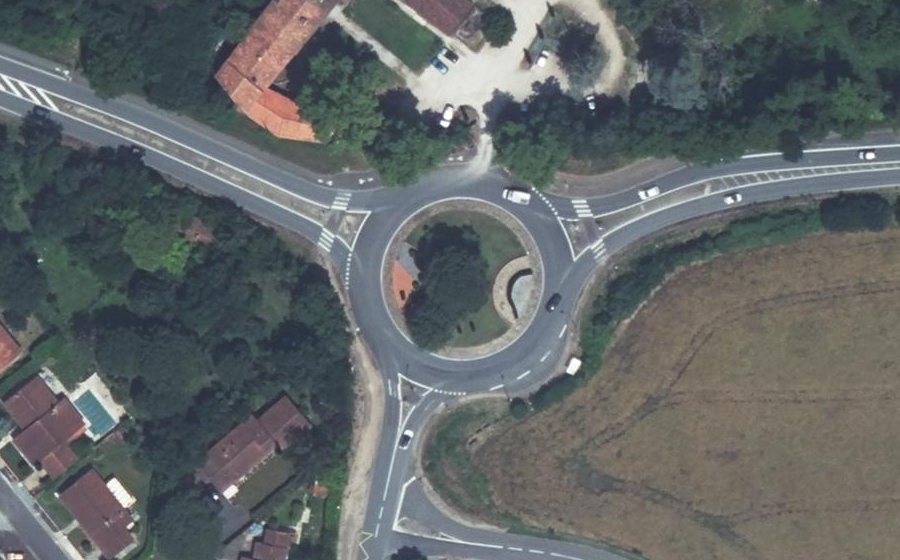 Vue aérienne du Rond-point anonyme n°293354519