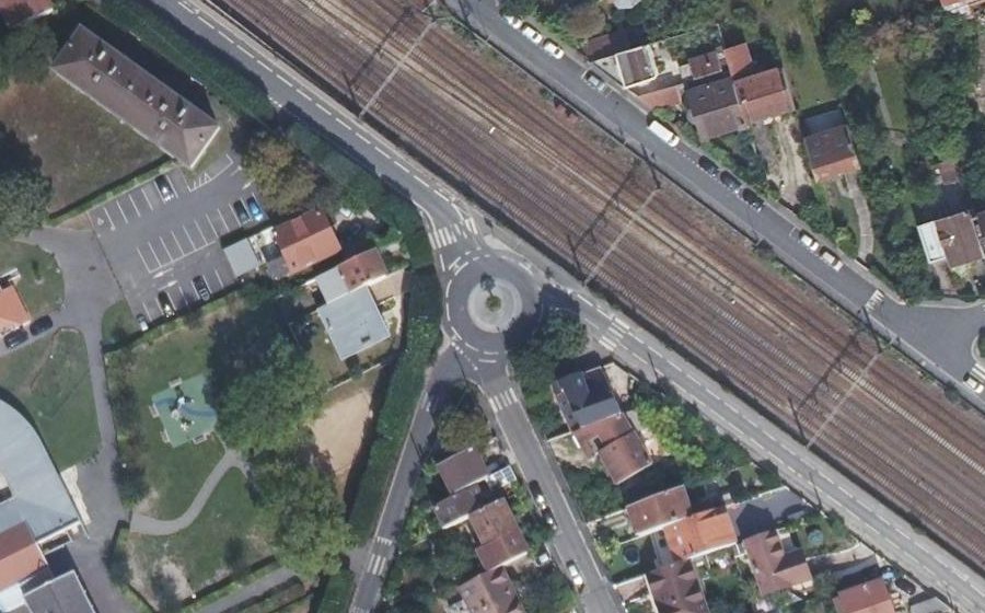 Vue aérienne du Rond-point anonyme n°293432905