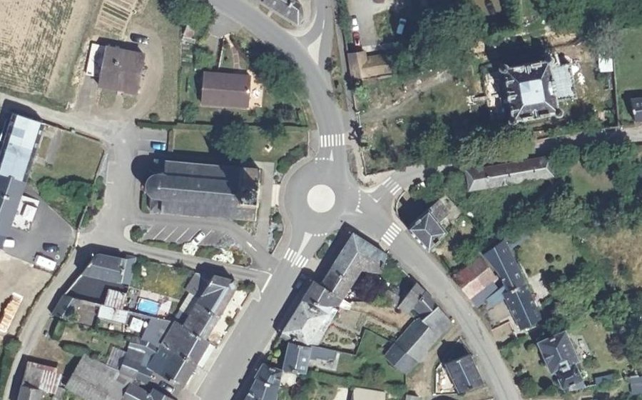 Vue aérienne du Rond-point anonyme n°29345425