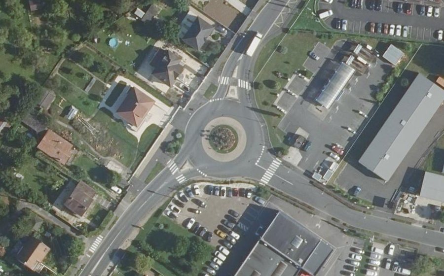Vue aérienne du Rond-point anonyme n°29348077