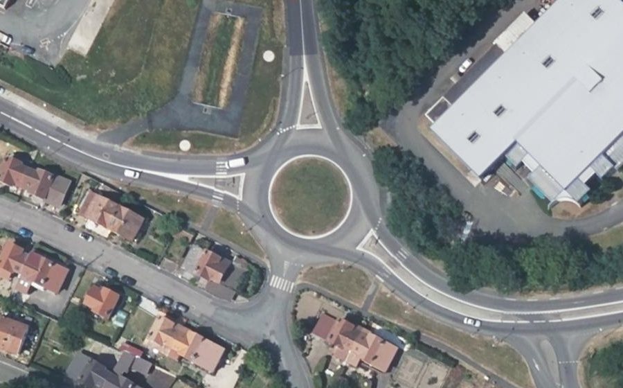Vue aérienne du Rond-point anonyme n°29353325