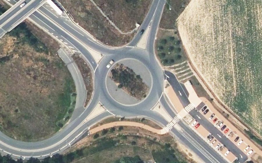 Vue aérienne du Rond-point anonyme n°293675446