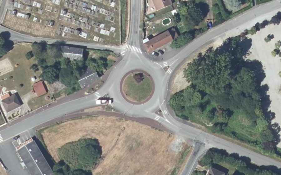 Vue aérienne du Rond-point anonyme n°29380963