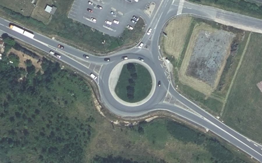 Vue aérienne du Rond-point anonyme n°293822679