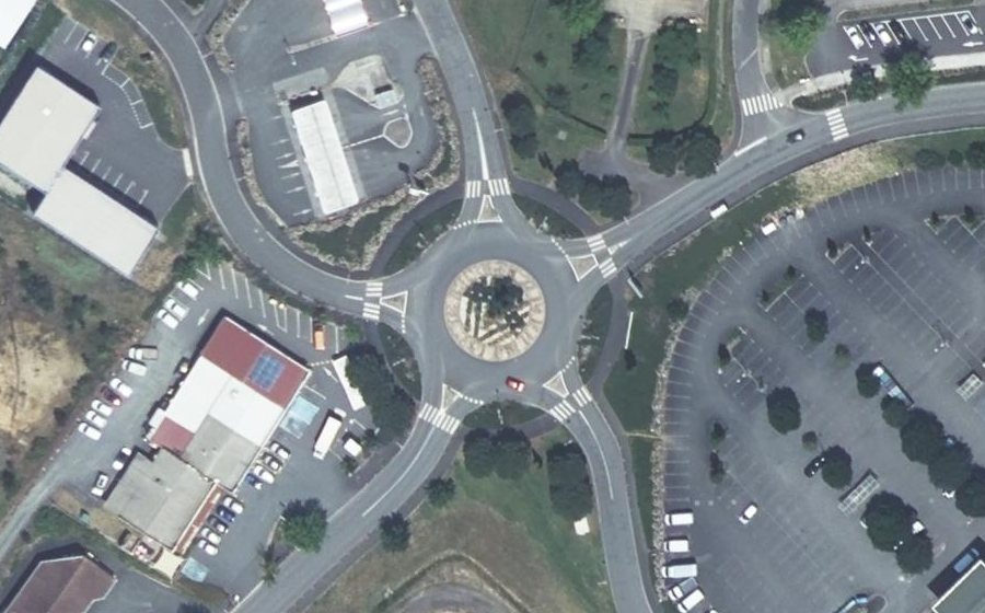 Vue aérienne du Rond-point anonyme n°293822699