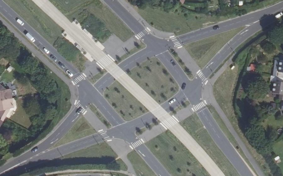 Vue aérienne du Rond-point anonyme n°293830245