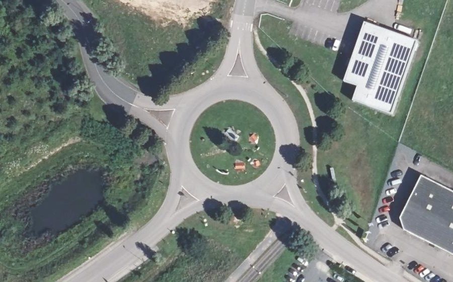 Vue aérienne du Rond-point anonyme n°29383175