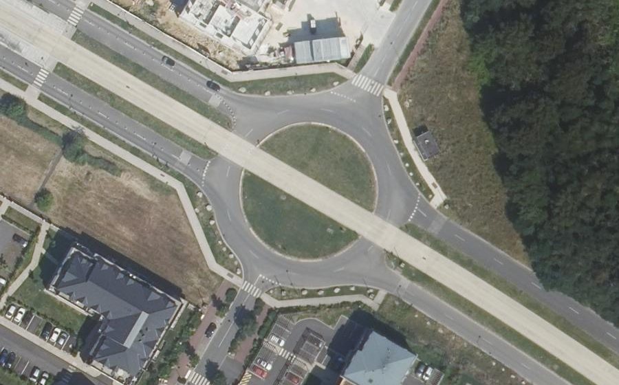 Vue aérienne du Rond-point anonyme n°293851600