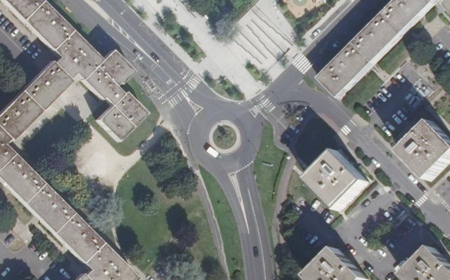 Vue aérienne du Rond-point anonyme n°293866450