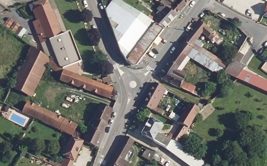 Vue aérienne du Rond-point anonyme n°29386826