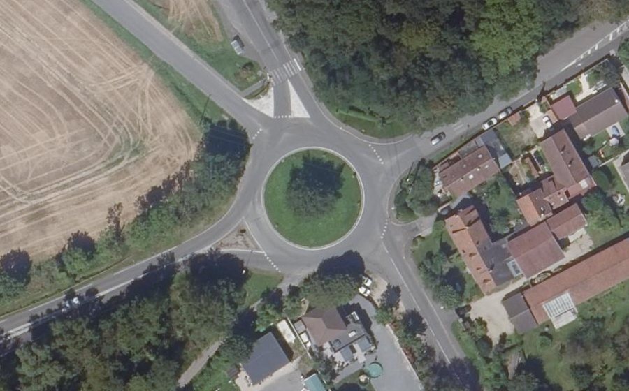 Vue aérienne du Rond-point anonyme n°29389523