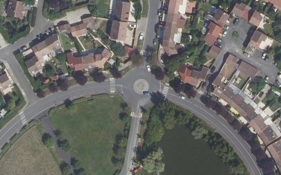 Vue aérienne du Rond-point anonyme n°293963777