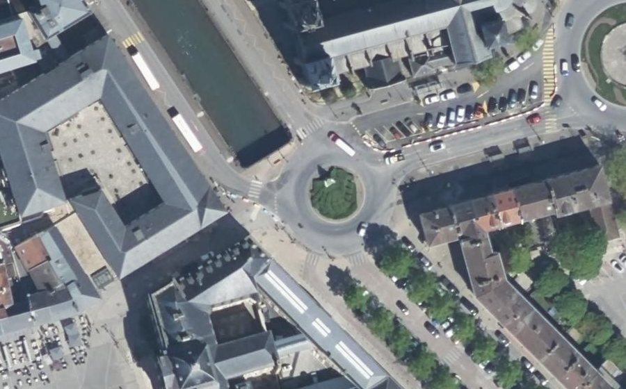 Vue aérienne du Rond-point anonyme n°29396975