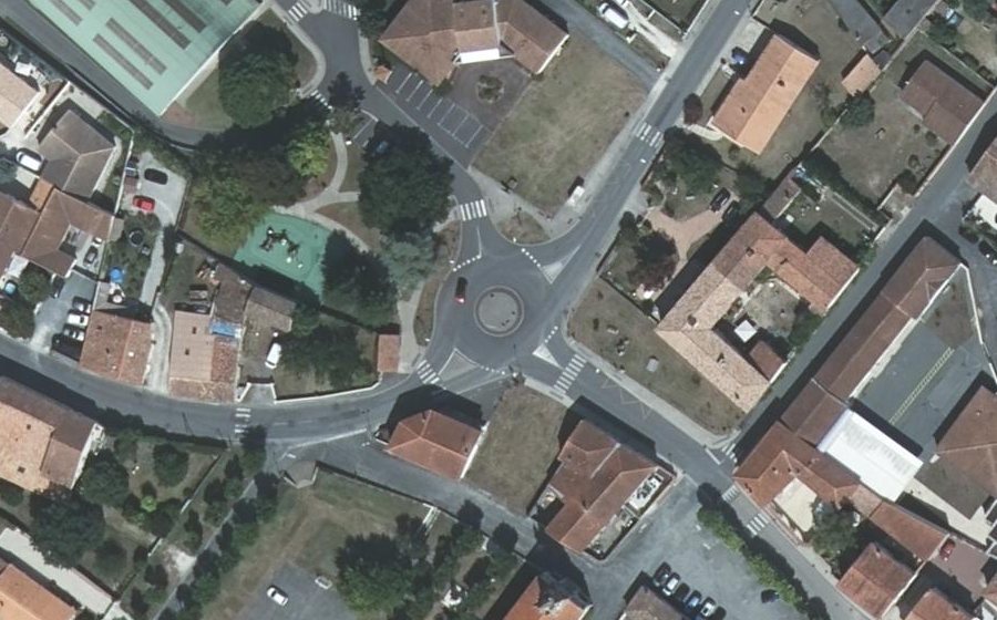 Vue aérienne du Rond-point anonyme n°294045166