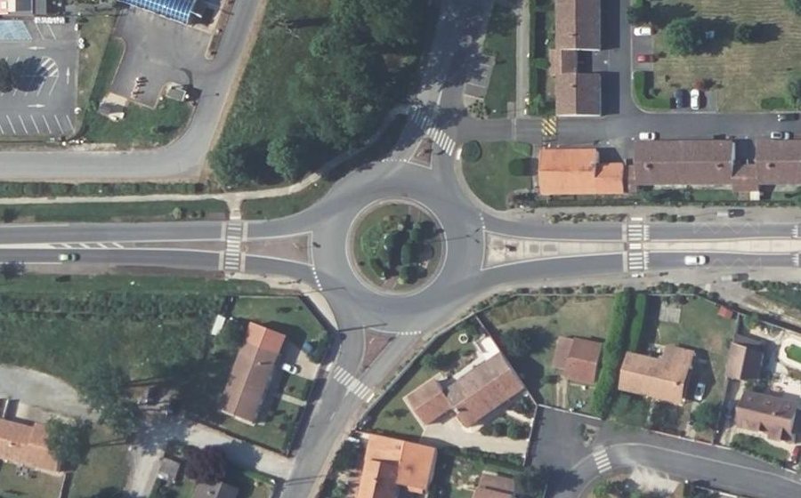 Vue aérienne du Rond-point anonyme n°29408421