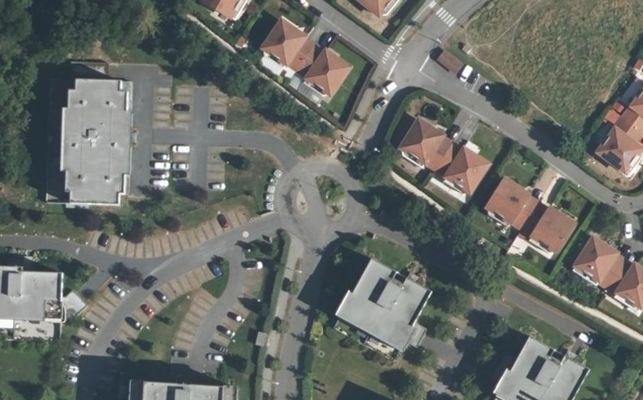 Vue aérienne du Rond-point anonyme n°294290491