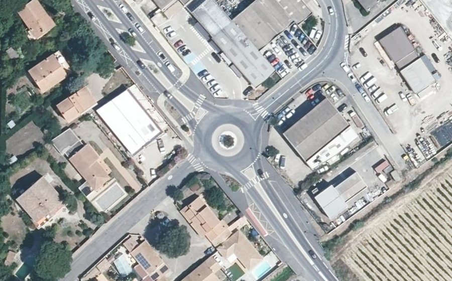 Vue aérienne du Rond-point anonyme n°294304454