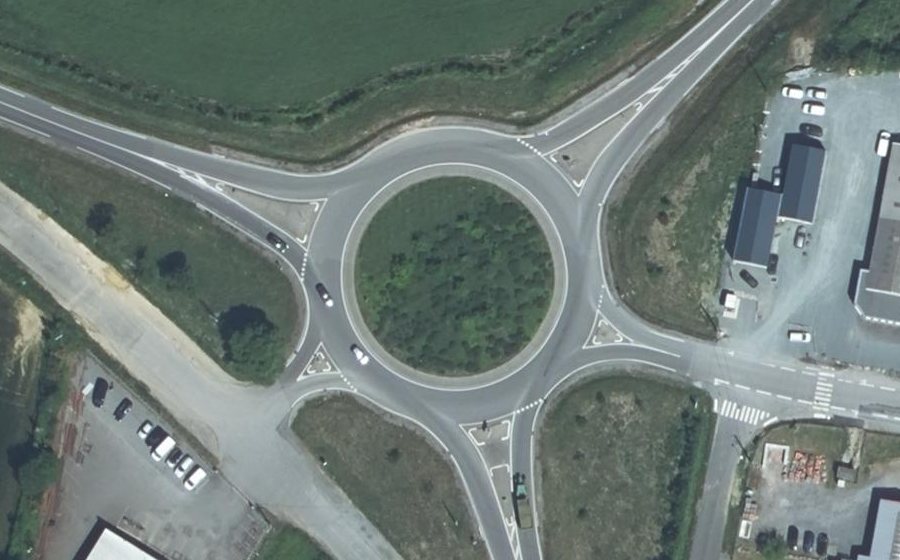 Vue aérienne du Rond-point anonyme n°294410213