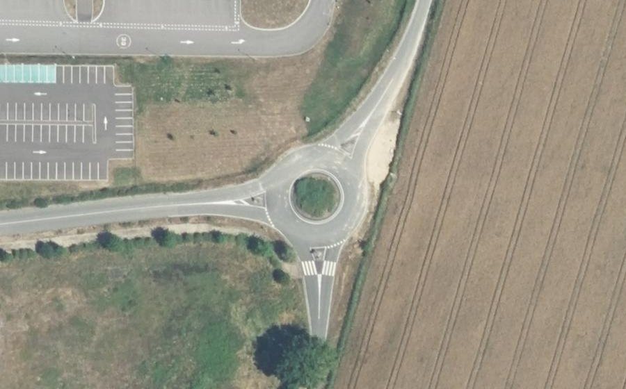 Vue aérienne du Rond-point anonyme n°294431756