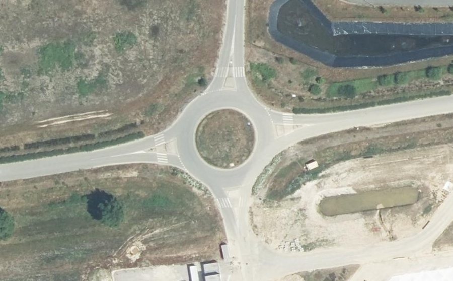 Vue aérienne du Rond-point anonyme n°294432737