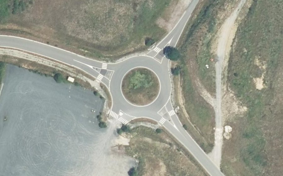 Vue aérienne du Rond-point anonyme n°294432740
