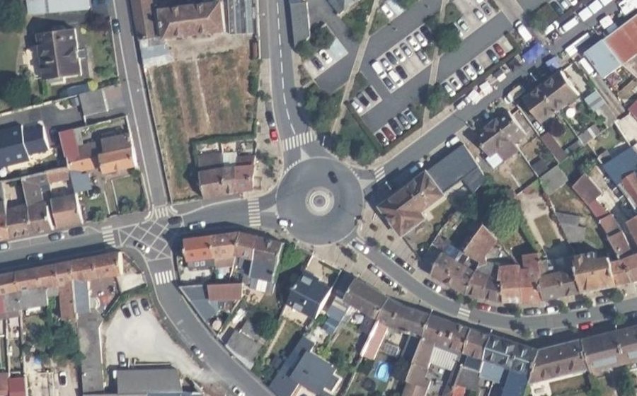 Vue aérienne du Rond-point anonyme n°29446932
