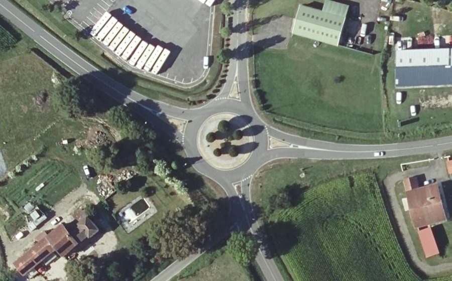 Vue aérienne du Rond-point anonyme n°29448124