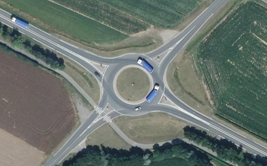 Vue aérienne du Rond-point anonyme n°294594042